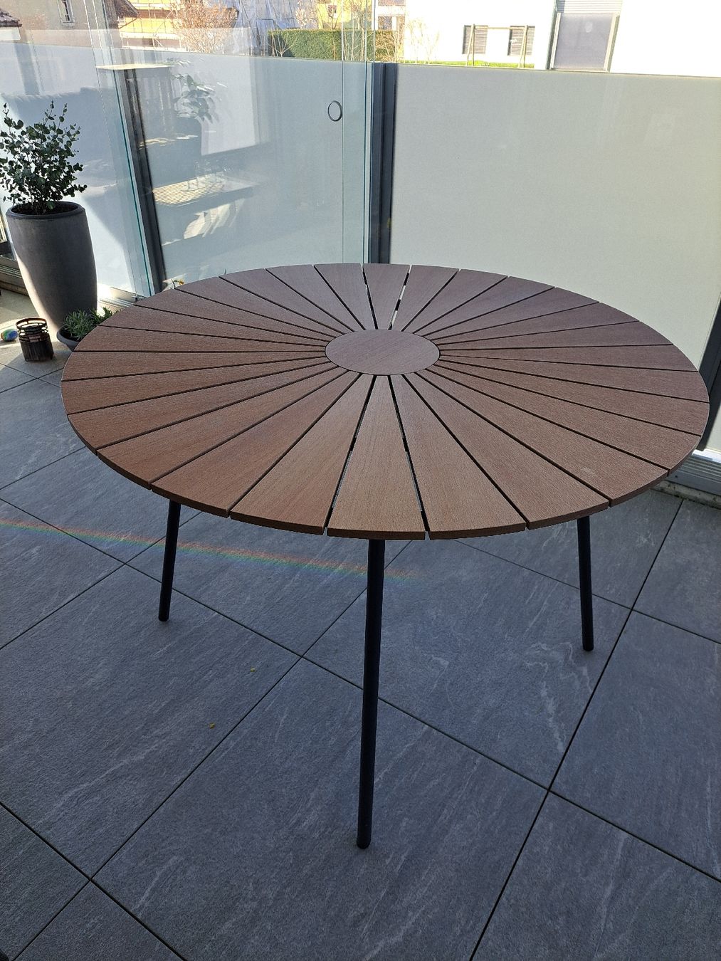 Jysk Tische: Gartentisch Balkontisch rund Holz – Gebraucht aus Niederbipp von filou0711