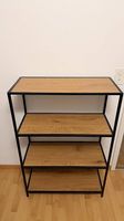 Leichtes Metallregal mit Holzplatten