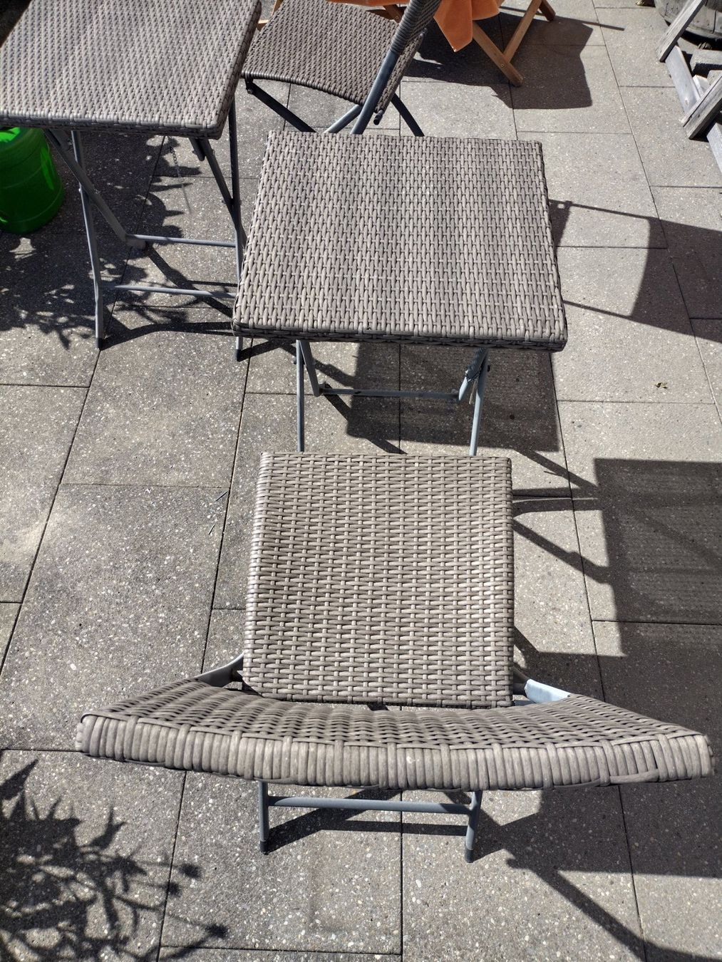 Tischset: Klappstuhl und Tisch – Gebraucht aus Hausen am Albis von Adiwettstein 2