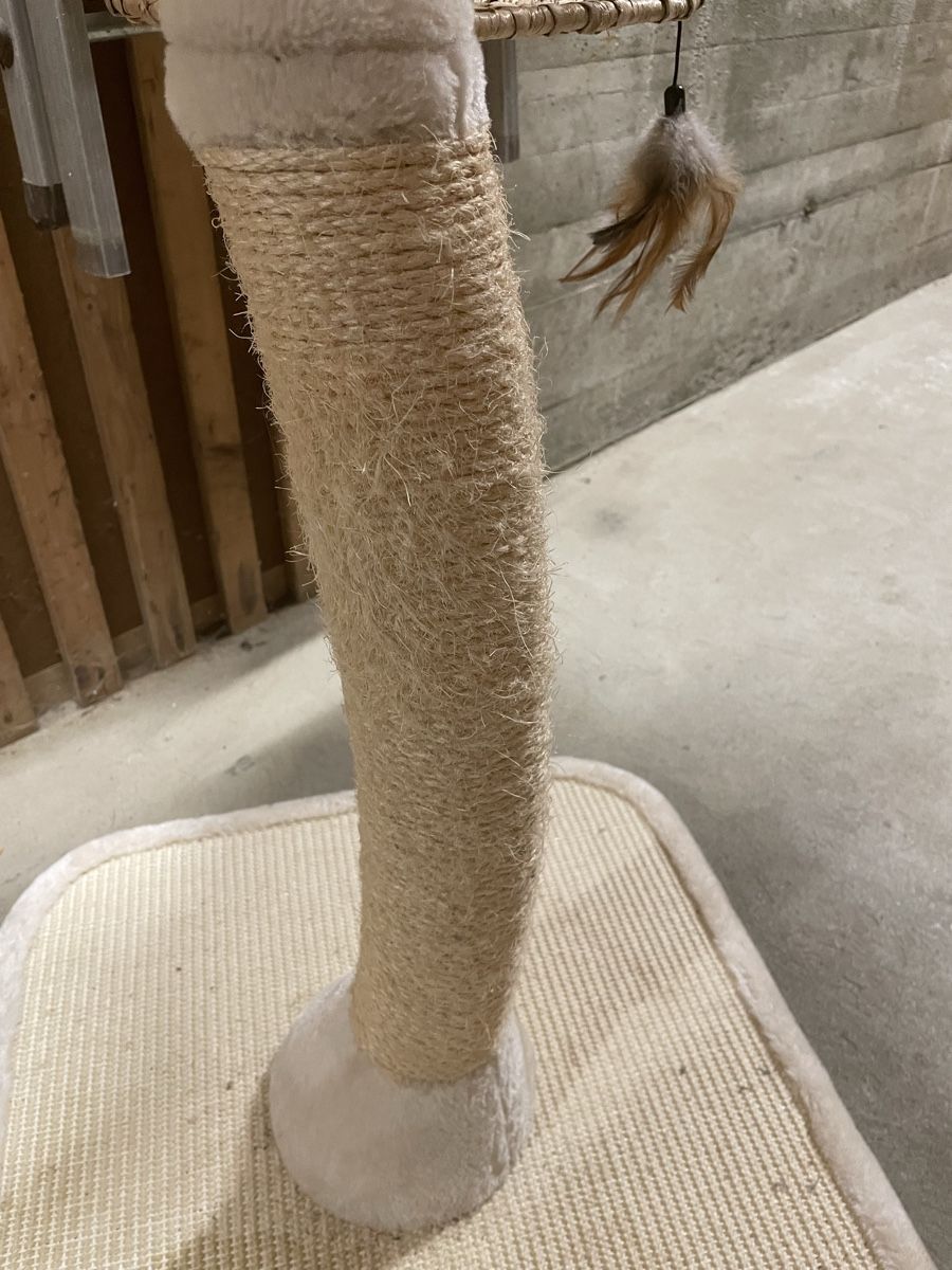 Tiragraffi: Kratzbaum Cat's Flower beige   – Usato da Aarau Rohr venduto da keedom 1