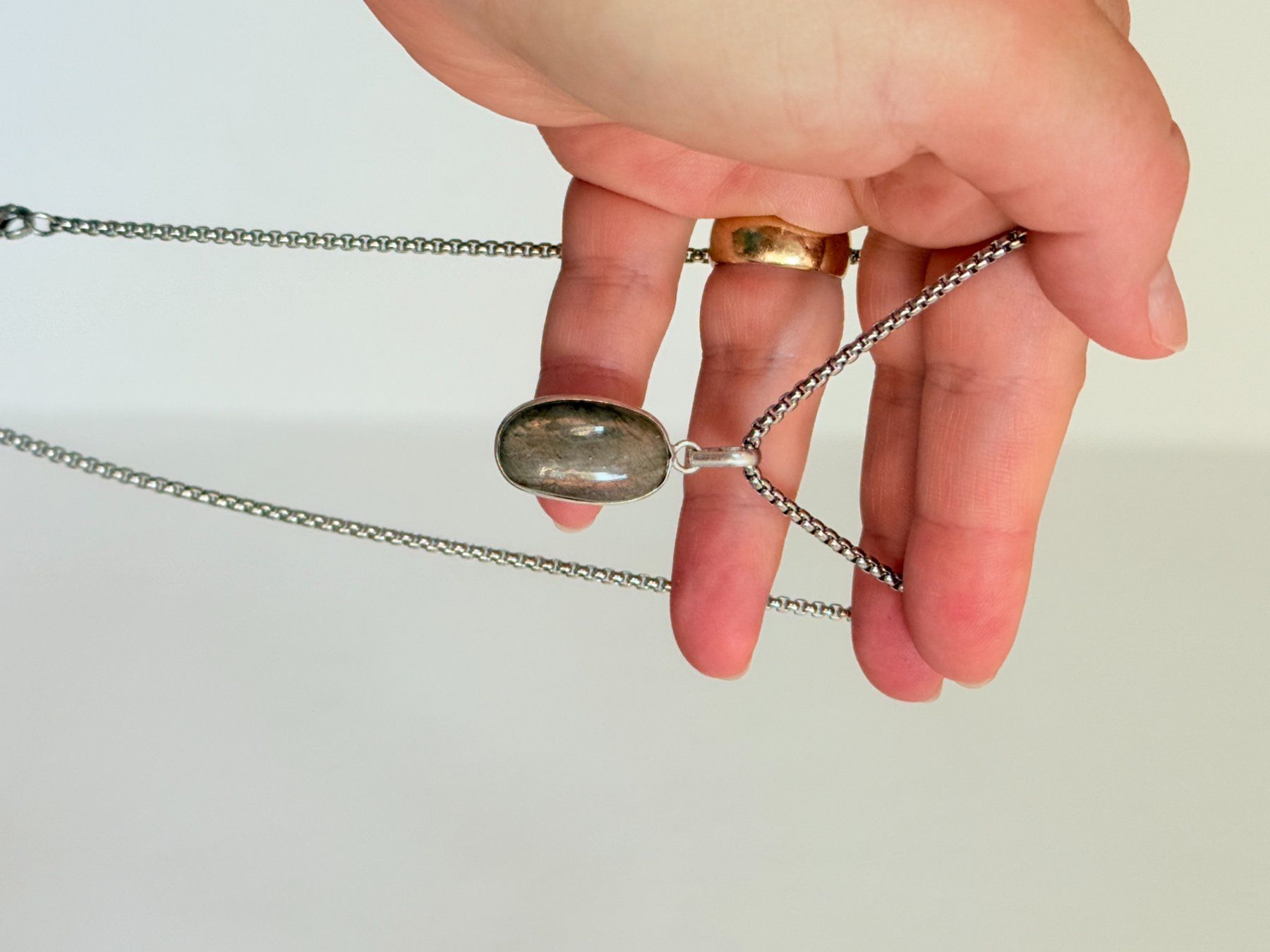Ketten: Labradorite necklace – Neu und originalverpackt aus Genève von AGBERG 1