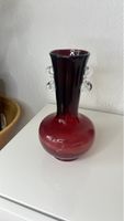 Élégant vase rouge et noir en verre soufflé artisanal.