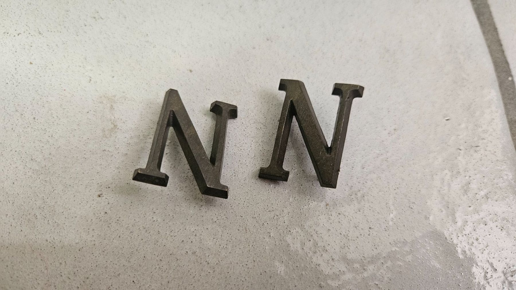 Tutte le decorazioni: 2 piccole lettere di metallo "N" – Usato da Melano venduto da H-Sara