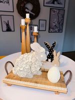 Süsse Osterdeko auf Holztablet