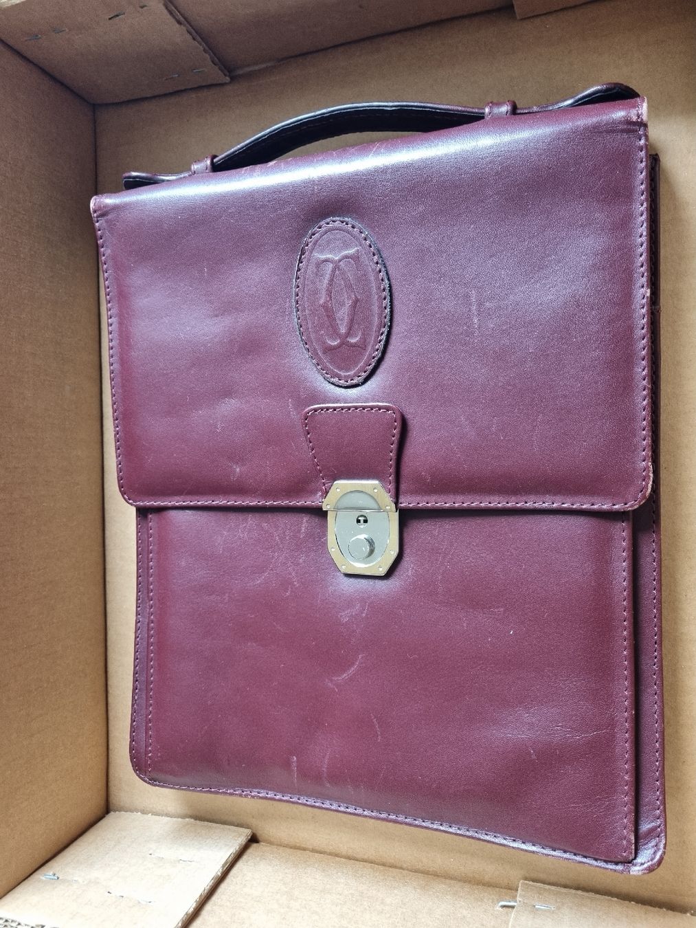 Cartier Valigie & Borse: Cartier Aktentasche Bordeaux Leder Top – Usato da Schaffhausen venduto da Leveron13