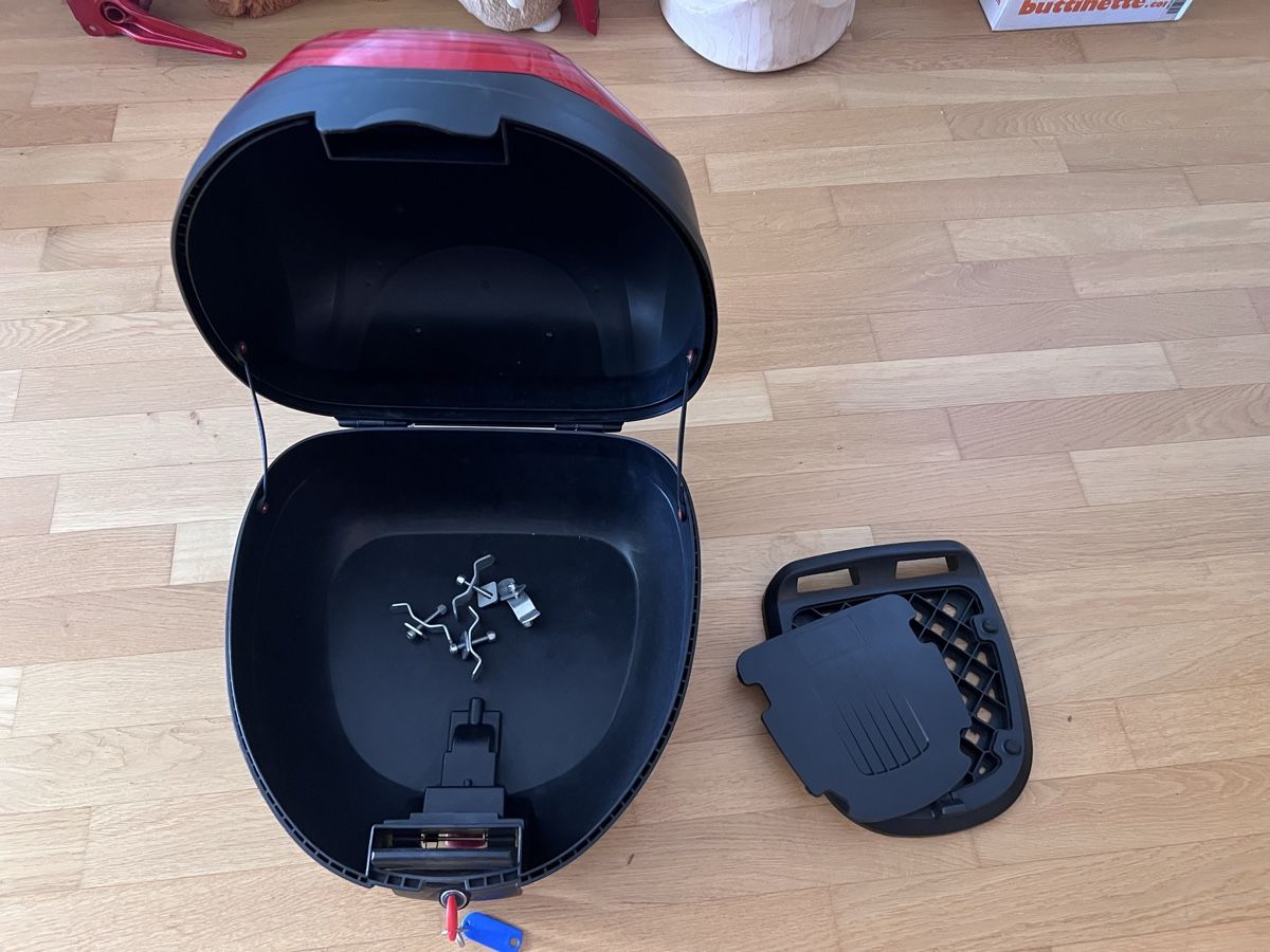 Strada: Motorrad Topcase schwarz mit Befestigungsmaterial – Usato da Tann venduto da Angelo062
