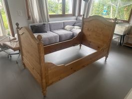 Schönes altes Kinderbett (inkl. Rost & Matratze)