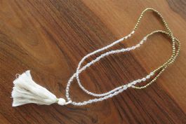 Kette mit Glasperlen und Quaste
