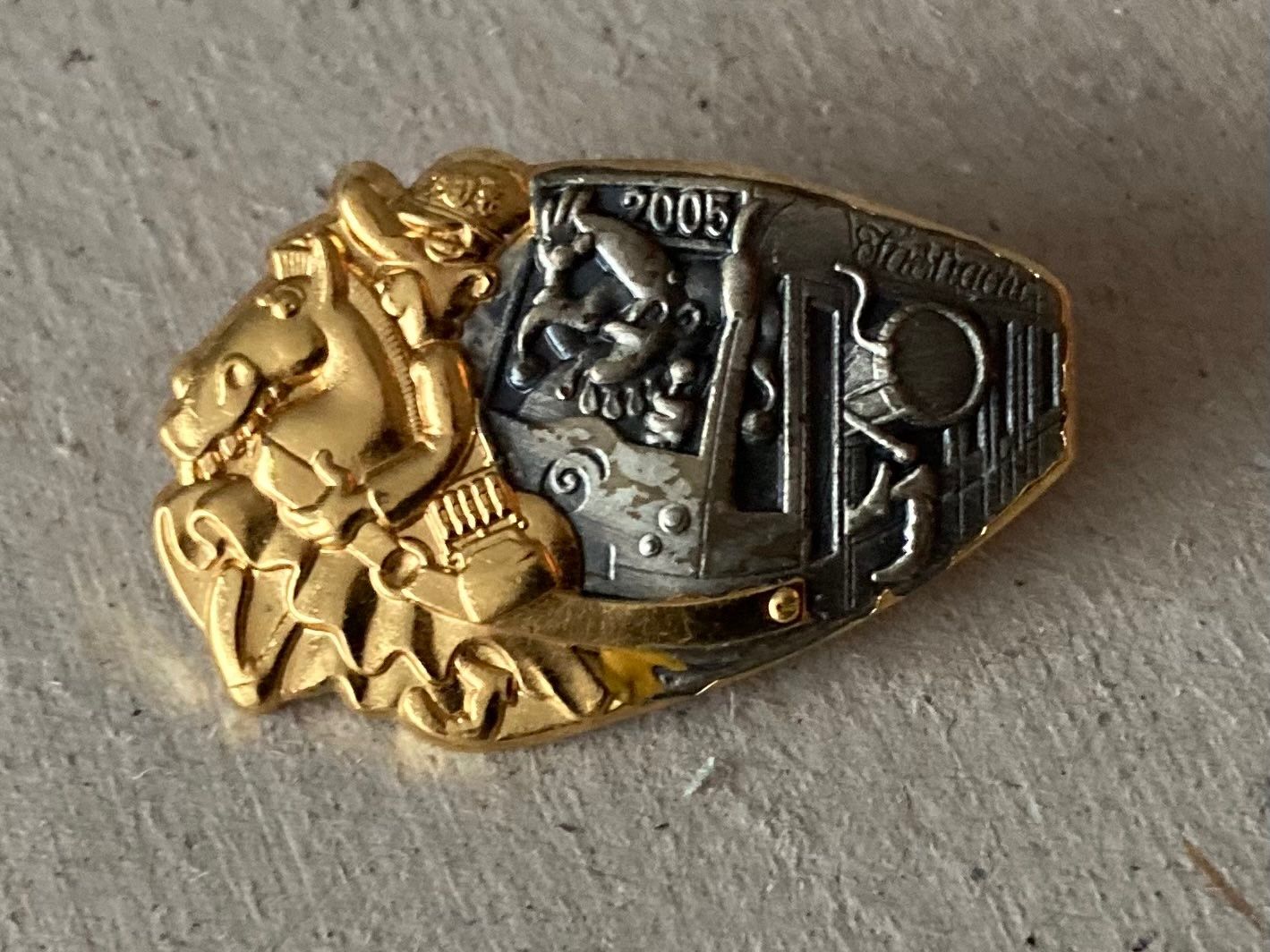 Placchette & Badge: Basler Fasnachtsplakette Bijou 2005 – Usato da Riehen venduto da freestyle_buttons