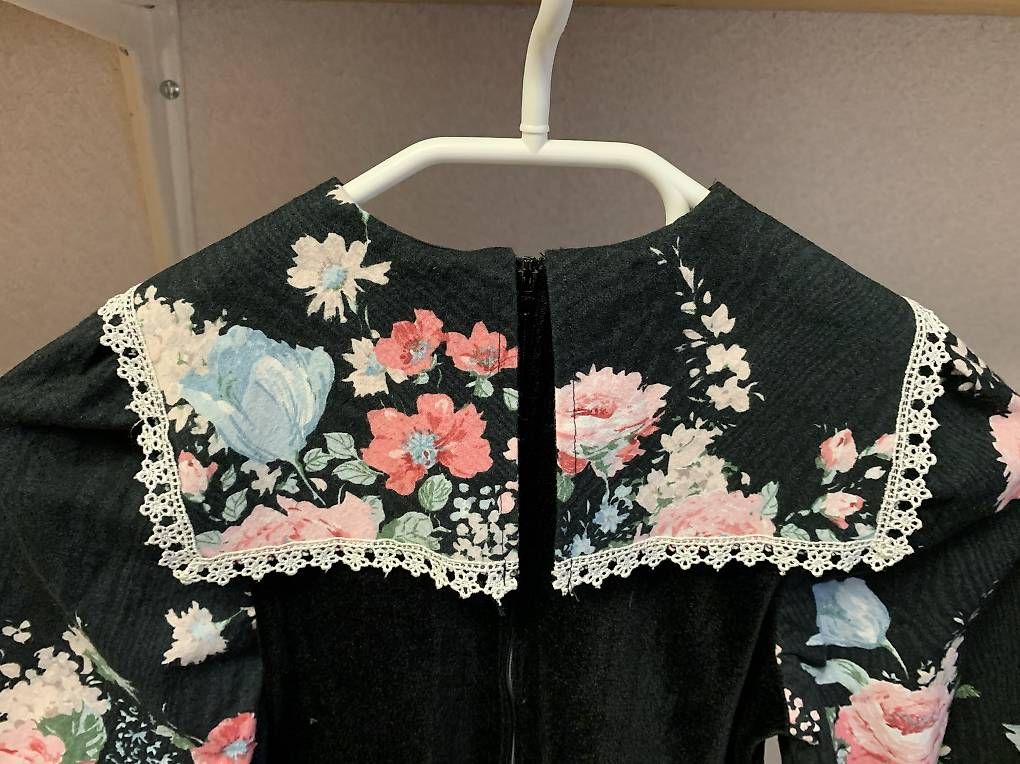 Kleider: Schwarzes Samtkleid mit Blumenmuster  – Gebraucht aus Zürich von lil_xr6x 3