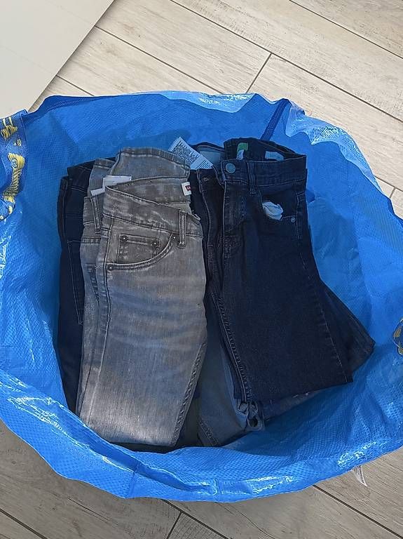 Kleiderpakete & -sets: Diversi jeans tg 140 + training  – Gebraucht aus Torricella von robily 1