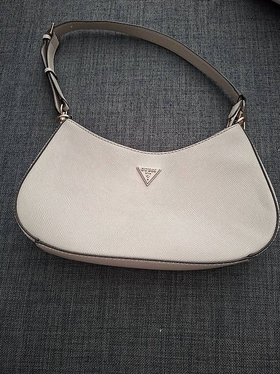 Taschen für Damen: Guess Tasche Beige – Gebraucht aus Wilderswil von syr_gb6w