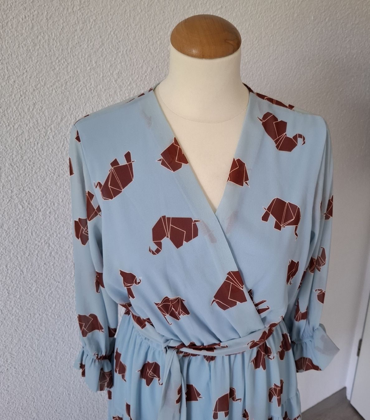 Robes: Kleid hellblau-braun Elefantenmuster, Grösse 36 – Neuf (Voir description) à Emmen par Tigerlady 6