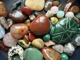 Lot Edelsteine und Kristalle sortiert Natursteine
