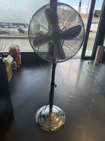 Grosser Standventilator aus Metall – stark & stabil