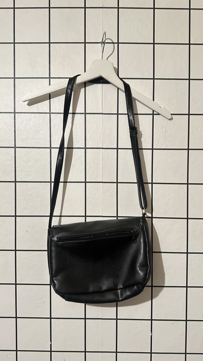 Borse: Chic black crossbody bag – Usato da Genève venduto da ravehotline 1