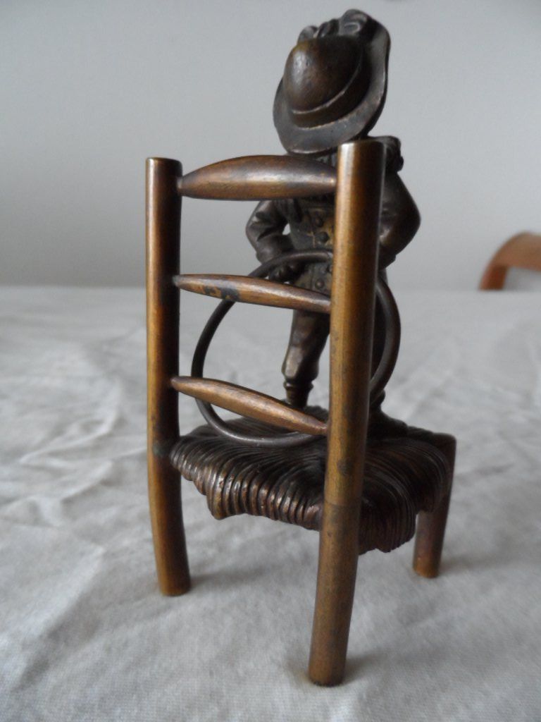 Statuette: Einzigartige Bronzefigur Junge auf Stuhl mit Ring – Usato da Zürich venduto da Putsch92 3