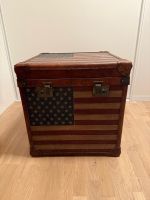Dekorative Truhe mit USA Flaggensymbol