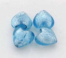 4 x türkisblaue Glasperlen in Herzform mit Silberfolie, 2cm