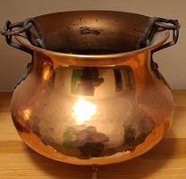 Rustikaler Kupfertopf mit Kette - ideal für Herbstdeko