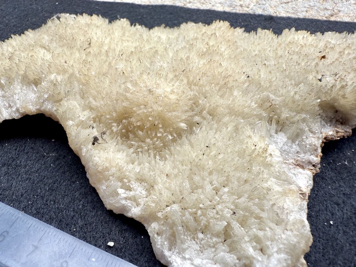Mineralien & Heilsteine: Filigrane Nadelquarzstufe / Grimsel, Schweiz – Gebraucht aus Schattenhalb von Oodaaq