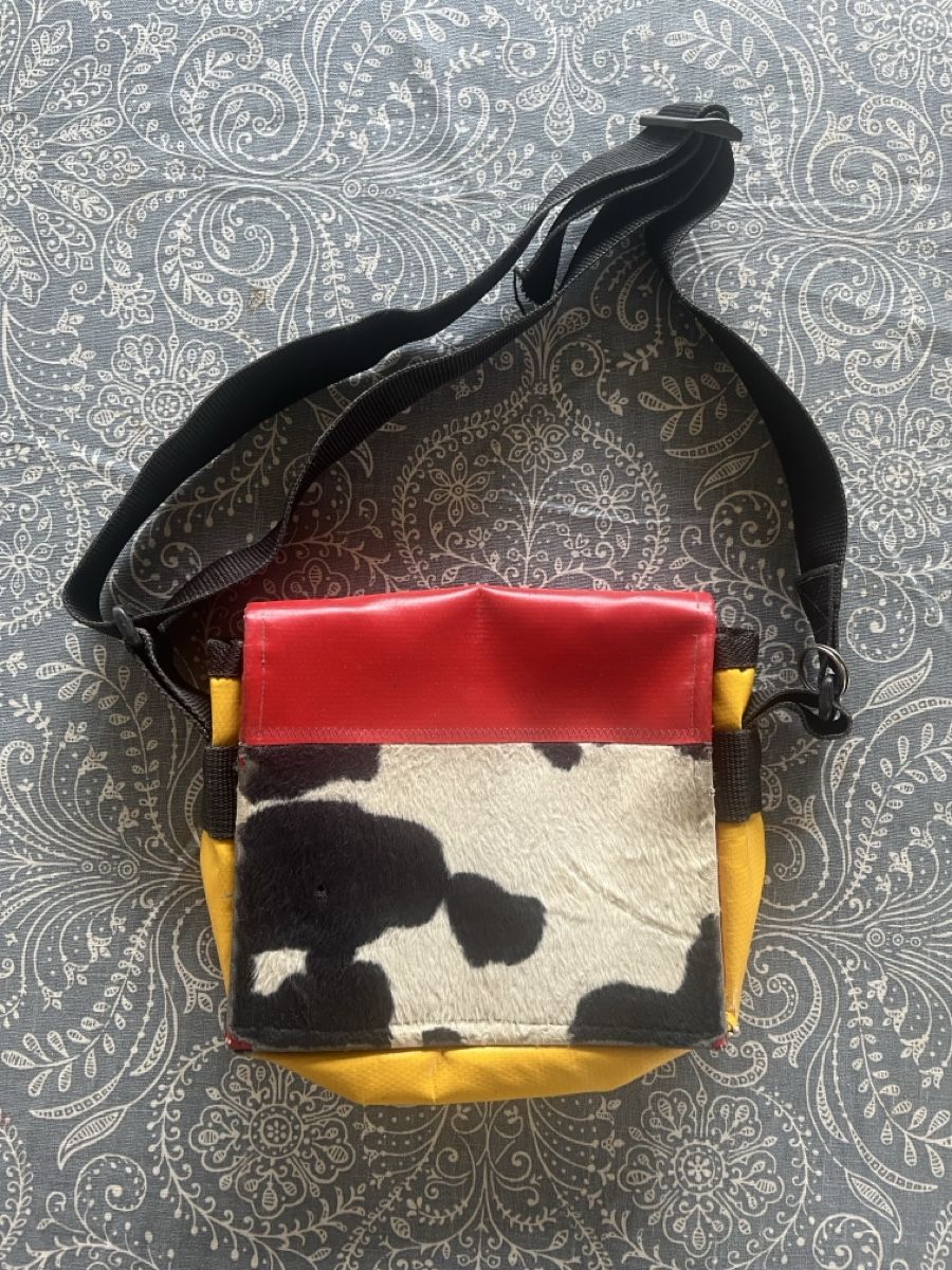 Borse: Unique Cowhide Pattern Shoulder Bag, Red Leather Accent – Usato da Bertschikon Gossau venduto da Weezysarchive