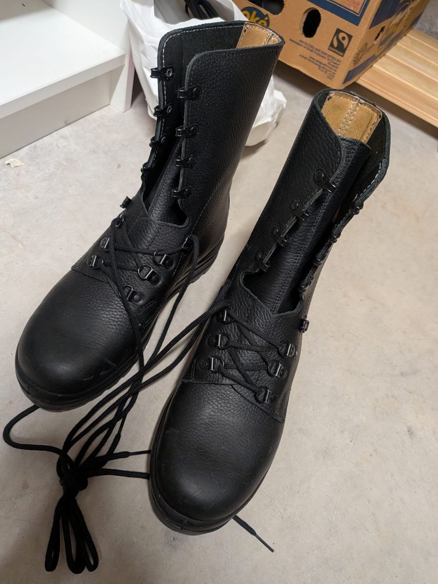 Schweizer Armee Scarpe da uomo: Militär Kampfstiefel - KS90 - neu – Nuovo e nell'imballaggio originale da Niederhasli venduto da 1966Italiano