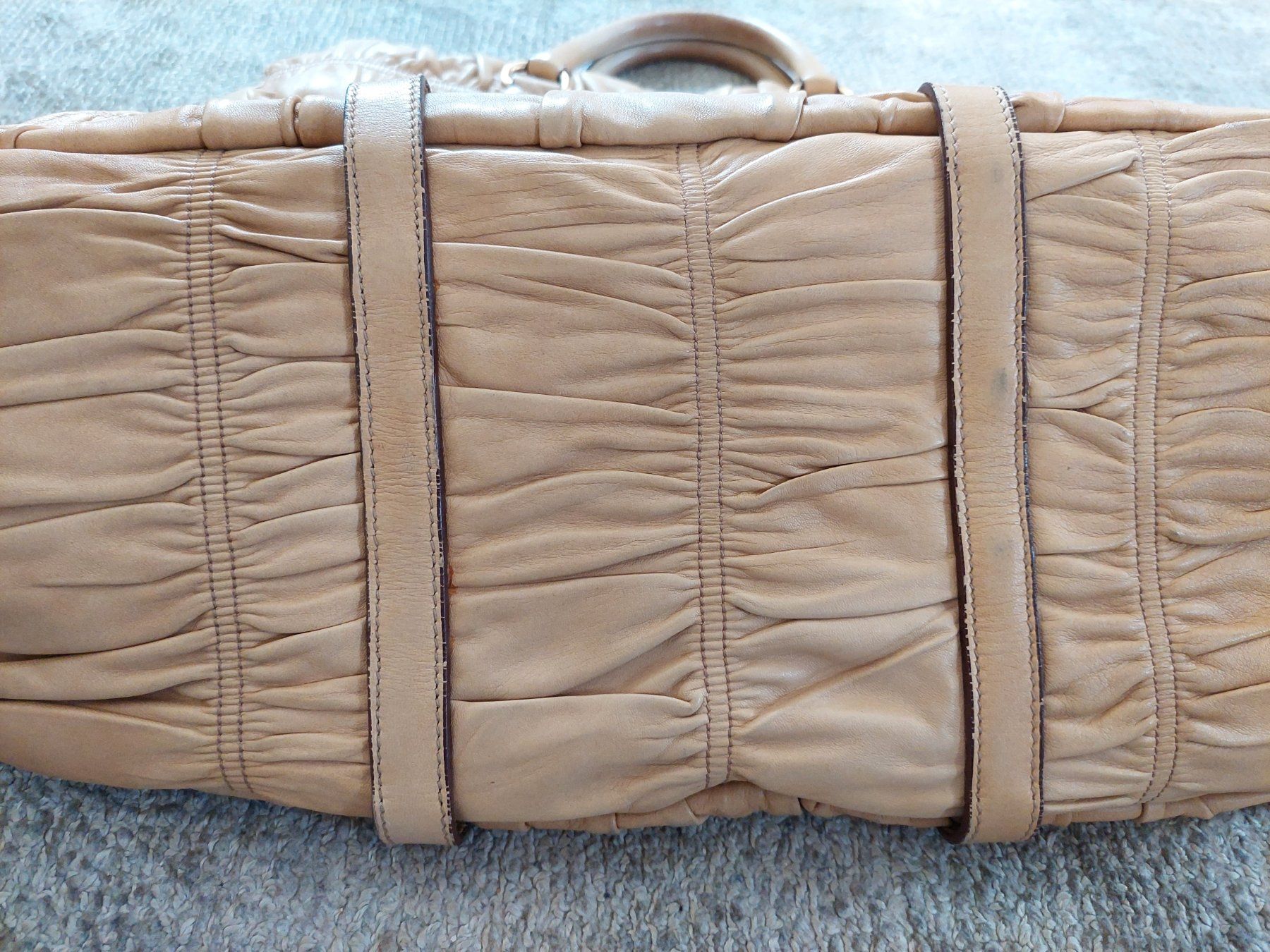 Prada Taschen: Prada Gaufre Shopper beige – Gebraucht aus Zürich von Taxista 4