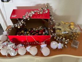 Weihnachtskugeln und Lichterketten