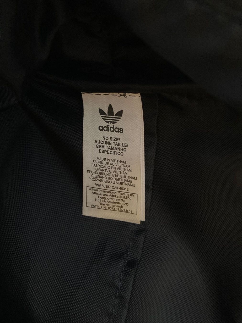 Adidas Zaini: Adidas Rucksack dunkelblau und weiß – Usato da Brione Verzasca venduto da pulci22 3