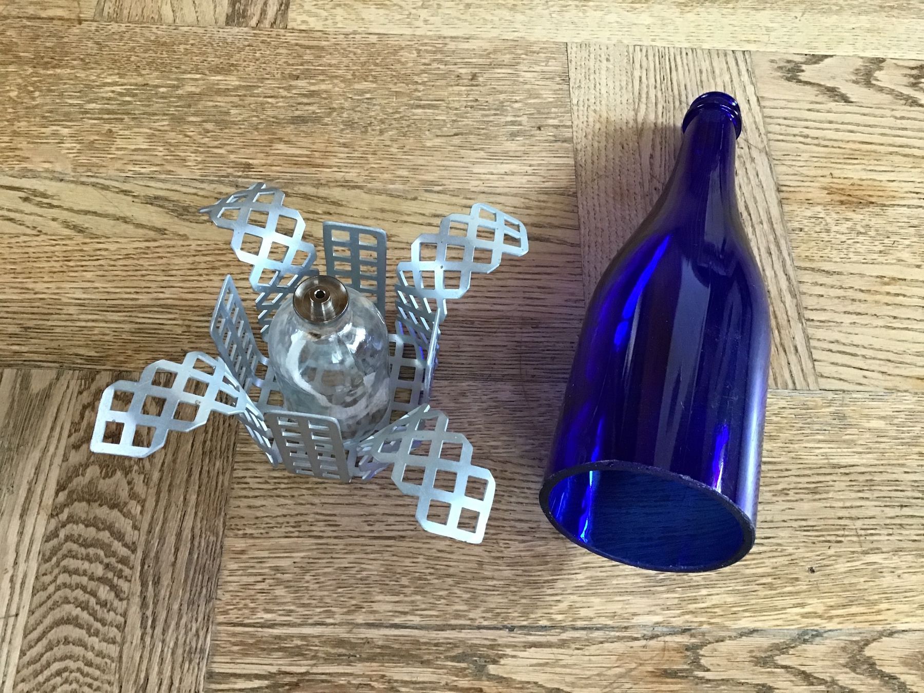 Lampade: Blaue Flasche mit Dochthalter, Petrollampe – Nuovo (secondo la descrizione) da Rüti ZH venduto da Wernika1 1