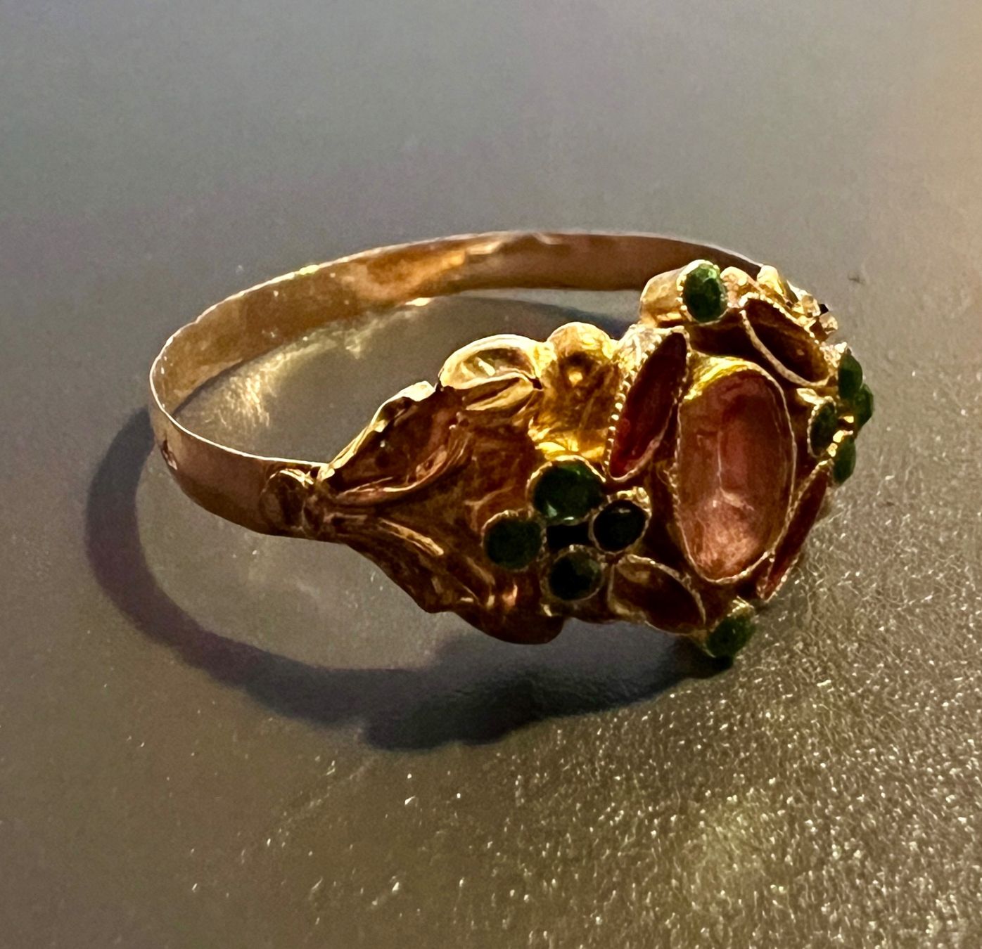 Bagues: Antiker Gold-Ring 18K mit Farbsteinen – D'occasion à Chur par Penting1935 2