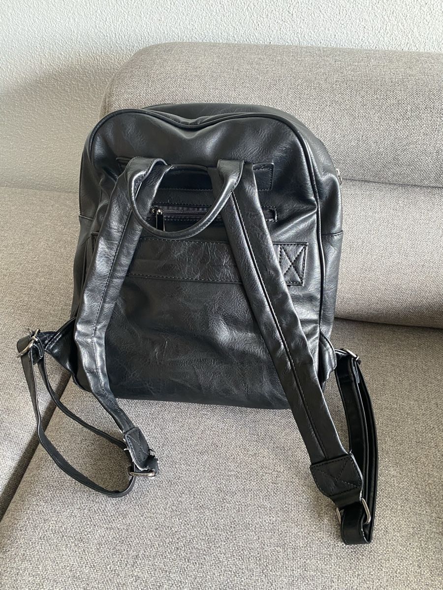 Rucksäcke: Schwarzer Rucksack aus Kunstleder, 40*35 – Gebraucht aus Kriens von sch_v6nl 2