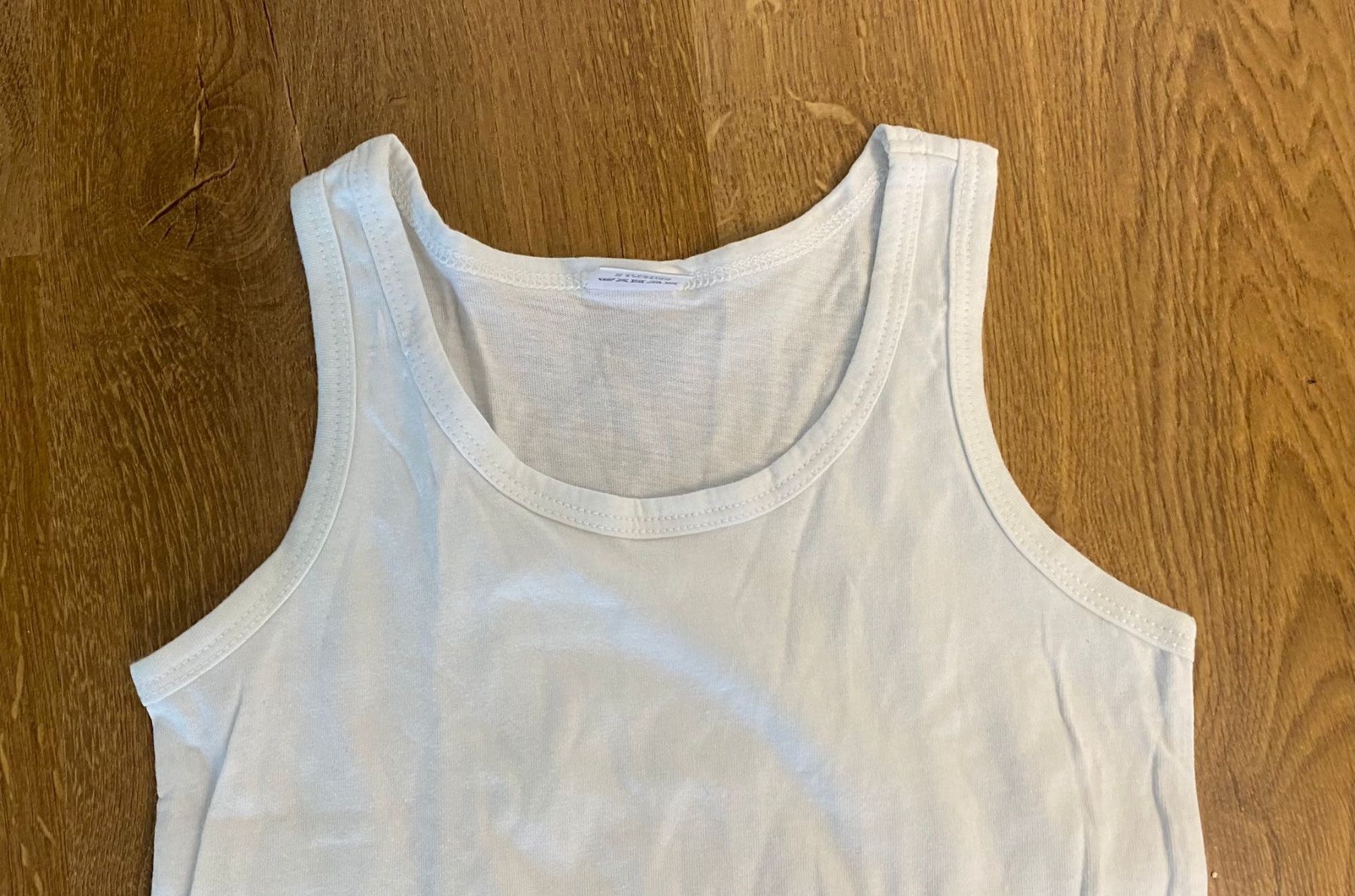 Biancheria intima: Unterhemd weiss Gr 104-110 – Usato da Winterthur venduto da Secondhand-Family 1