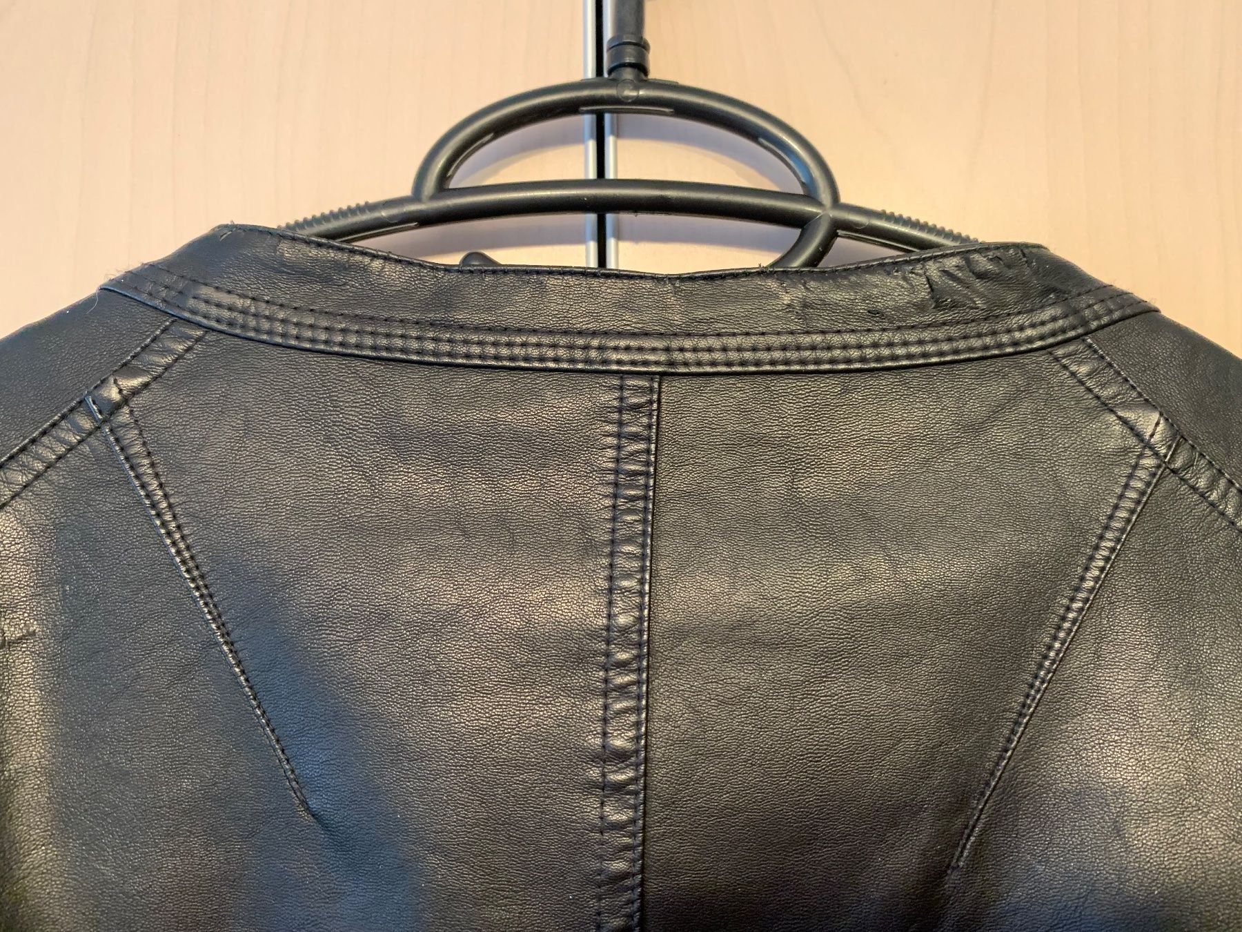 Jacken: Schwarze Lederjacke mit Samteinsätzen, Gr. S – Gebraucht aus Rosshäusern von MiJoDoOl 2