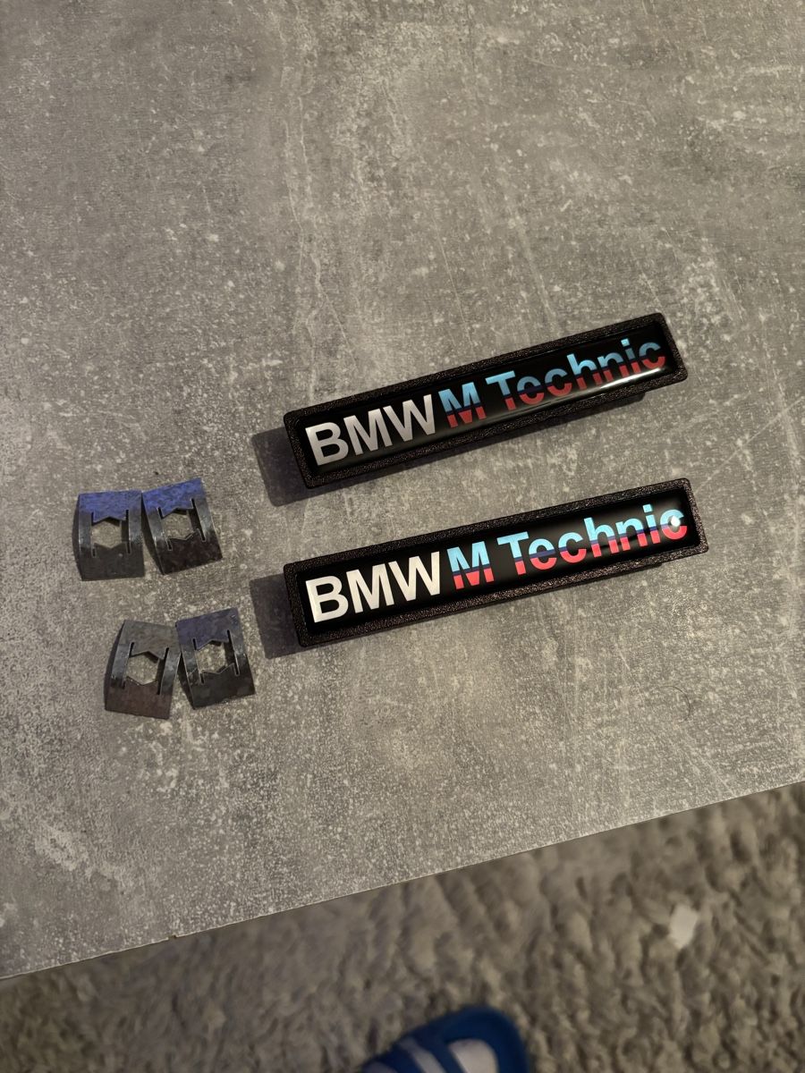 BMW Tutti pezzi di ricambio auto: E36 M Technic Emblem Seitenleiste – Usato da Schaffhausen venduto da hallovater