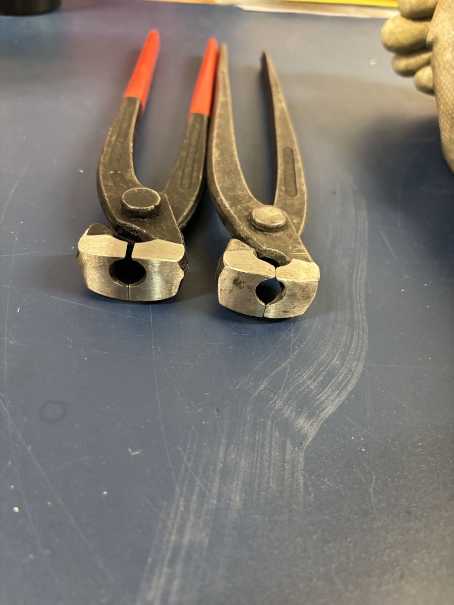 Knipex Tutti gli attrezzi: 2x Knipex Beisszangen mit Loch – Usato da Bärau venduto da Luschwa