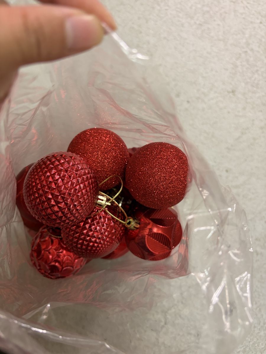 Tutte le decorazioni: Red Christmas Baubles Set  – Usato da Zürich venduto da dor_9l9g 1
