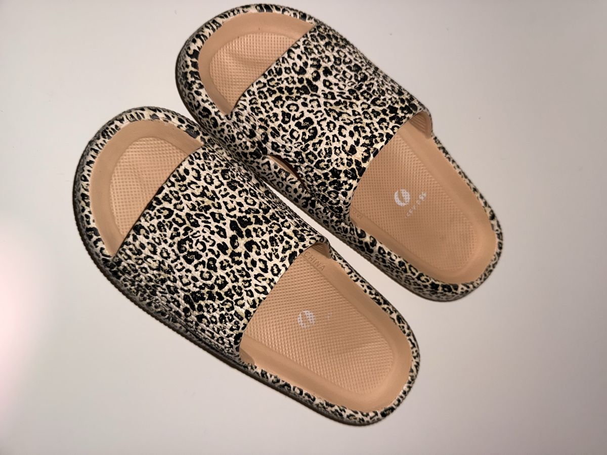 Scarpe da donna: Badelatschen Fluffy Feet Leopard Muster Grösse 38/39  – Usato da Wallbach venduto da Stefanie81