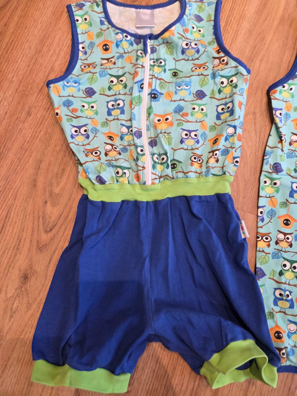 Tute: Babauba 2 kurze Jumpsuites mit Eulen, Gr. 122 – Usato da Heinrichswil venduto da frankie19860 1