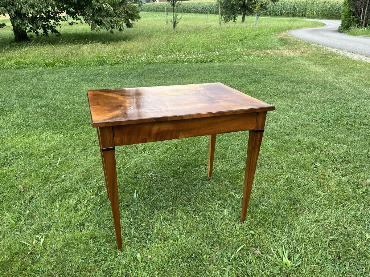 Tische: Tisch mit Schublade Massiv Holz – Gebraucht aus Allmendingen b. BE von  5