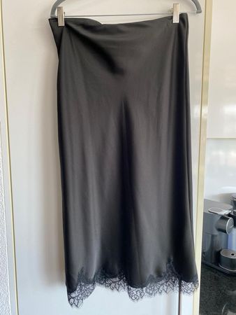 Seidenrock schwarz Zara Spitzenbesatz Groesse M neu