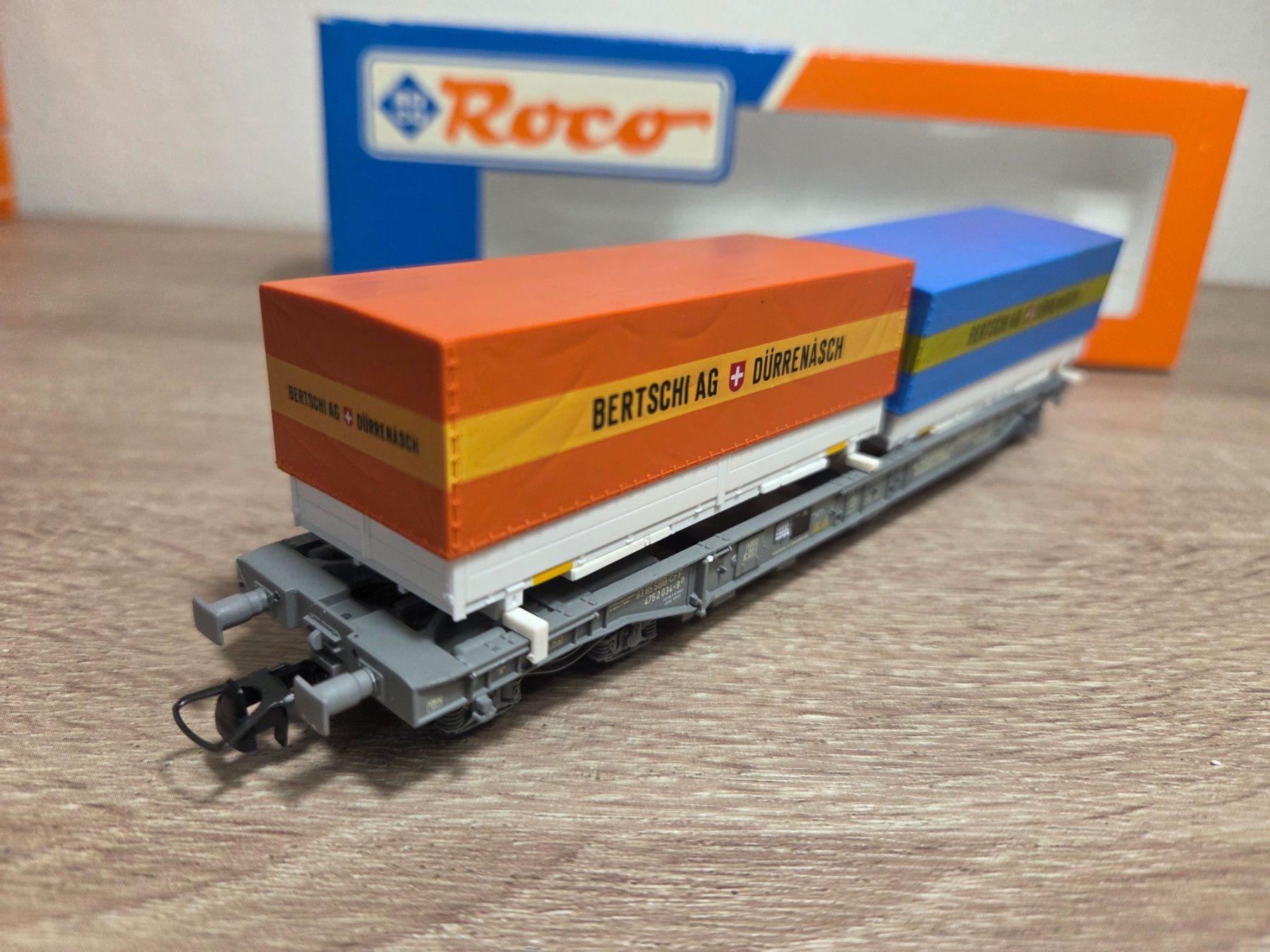 Roco Modellini di ferrovie: Roco 46365 Containerwagen Bertschi SBB H0 – Usato da St-Aubin-Sauges venduto da Lo_Go 2