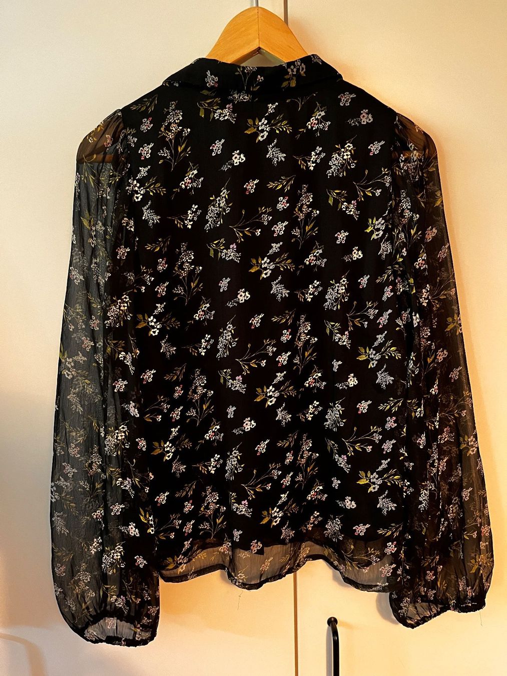 Camicette: Transparent-Bluse mit Blumenmuster, Gr. S, Frühling/Sommer. – Usato da Arlesheim venduto da Vinylpferd 2