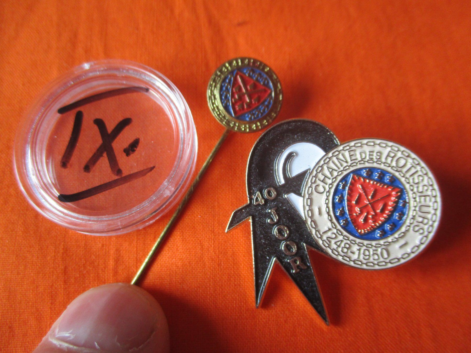 Plaquettes & Badges: 2 Abzeichen Chaine Rotissers – D'occasion à Birsfelden par alles-muss-raus