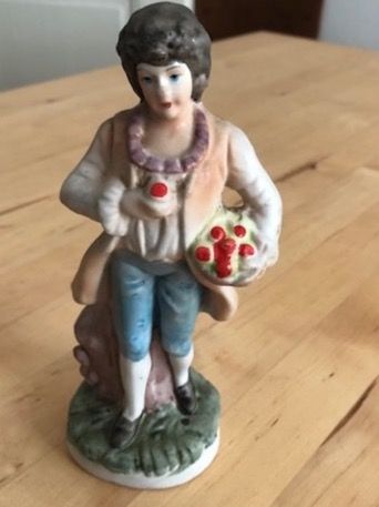Figuren: Porzellan-Figur junger Mann mit Rosen – Gebraucht aus Basel von romaz61 1