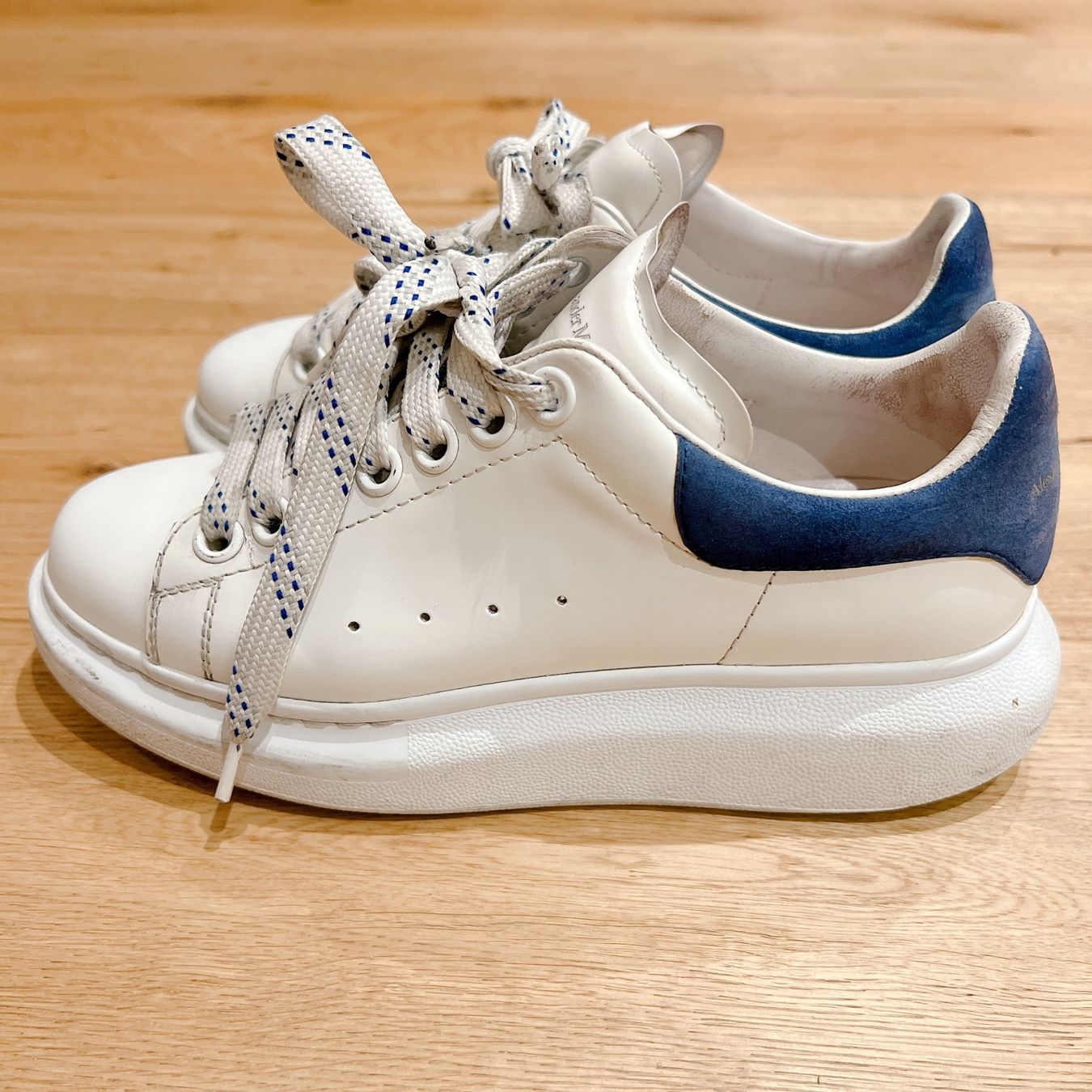 Alexander Mcqueen Chaussures femmes: Alexander McQueen Oversized Sneakers White Blue – Défectueux à Basel par Harper.G 7
