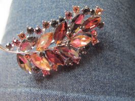 Elegante Brosche im Herbstlaub Design mit funkelnden Stei...