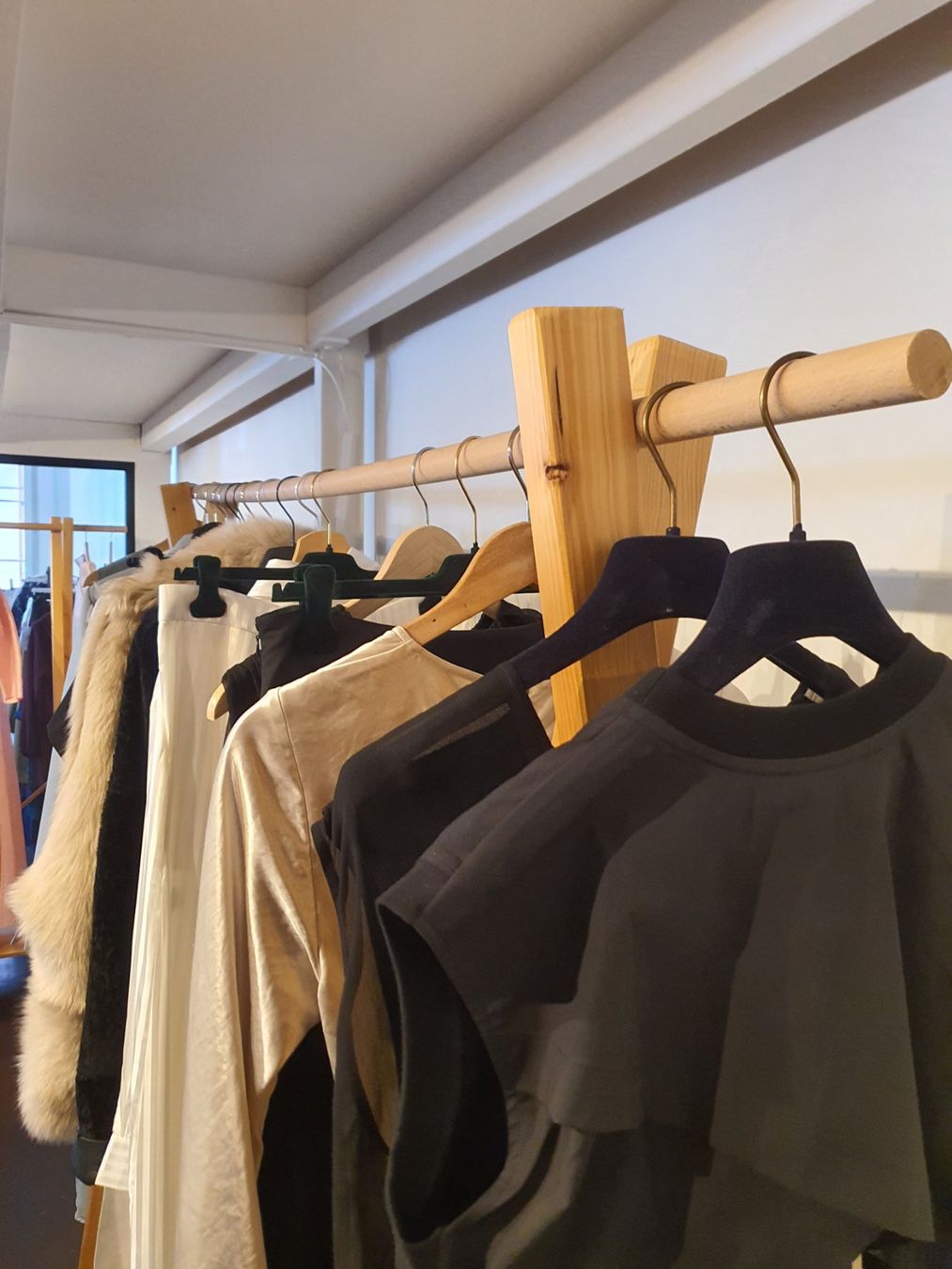 Altro in Decorazioni & Accessori: KLEIDERSTÄNDER MIT RÄDER (2 Stück) – Usato da FISLISBACH venduto da Tomika 3