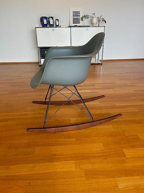 Stühle: Vitra Eames plastic rocking chair – Gebraucht aus Basel von Szotyiastar 2